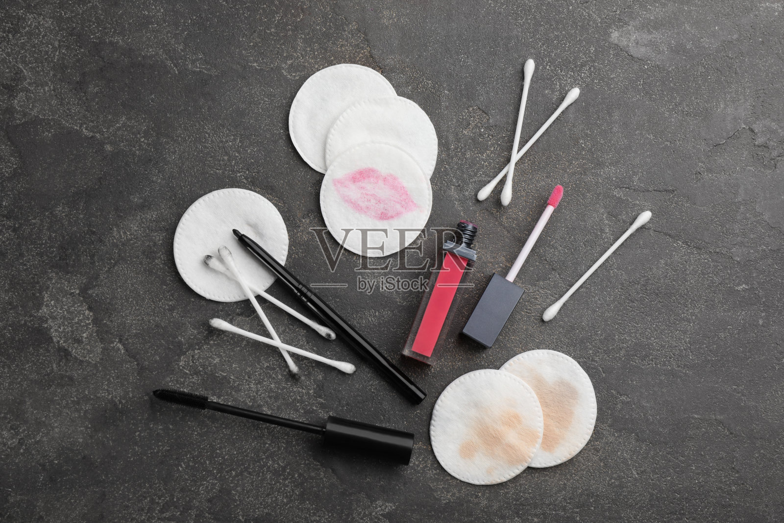 脏棉垫、棉签和化妆品放在灰色背景上，平铺照片摄影图片