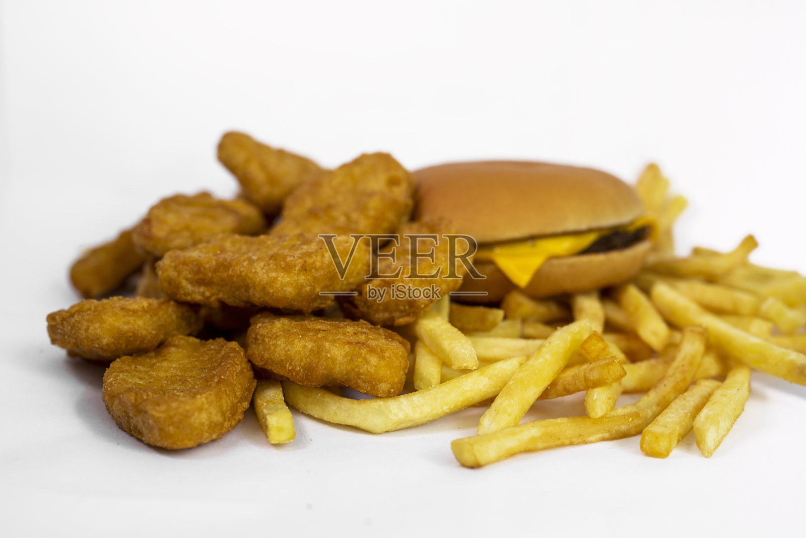 鸡块，芝士汉堡和炸薯条。照片摄影图片