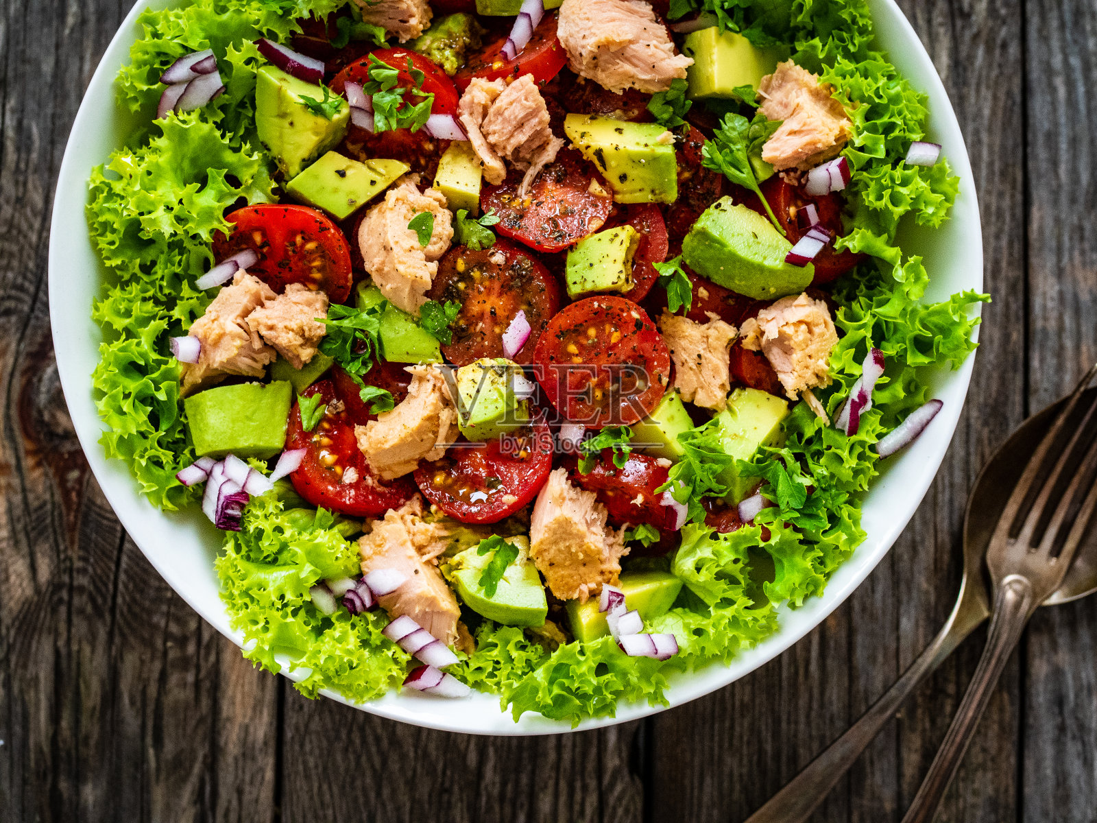 金枪鱼，鳄梨和蔬菜沙拉在木制的背景照片摄影图片