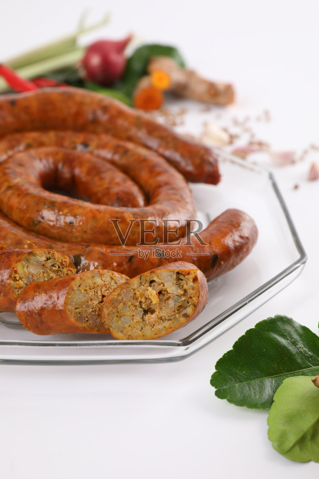 当地的泰国北部食物，泰国北部的辣香肠街头食物孤立在白色的背景照片摄影图片