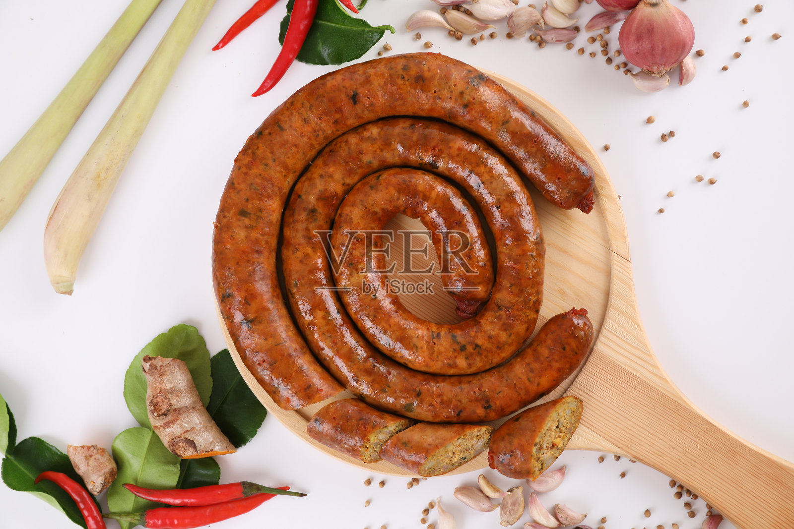 当地的泰国北部食物，泰国北部的辣香肠街头食物孤立在白色的背景照片摄影图片