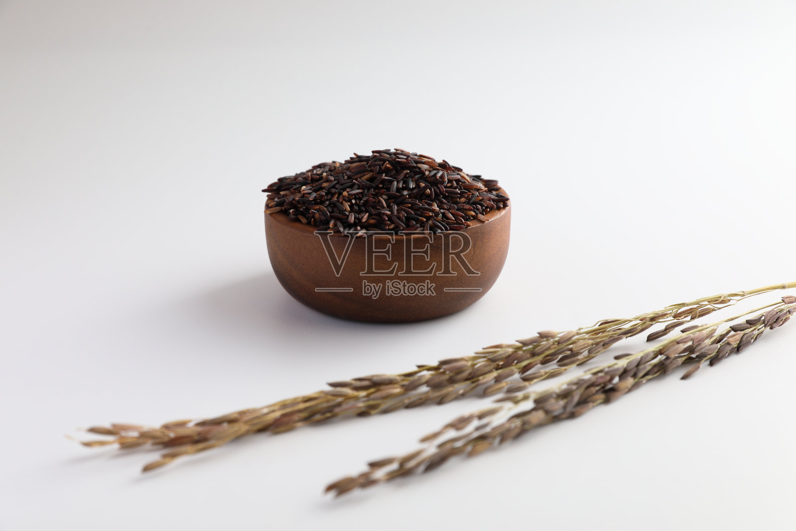 近距离观察生的有机浆果米照片摄影图片