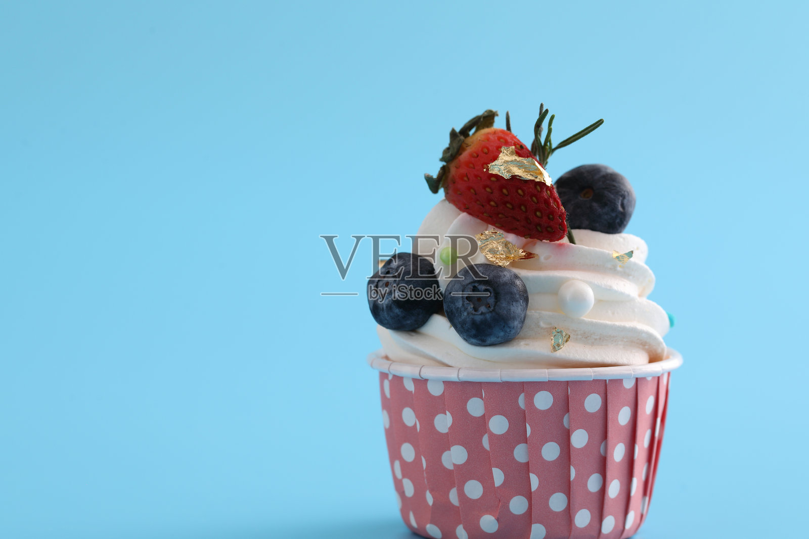 水果纸杯蛋糕孤立在蓝色背景照片摄影图片