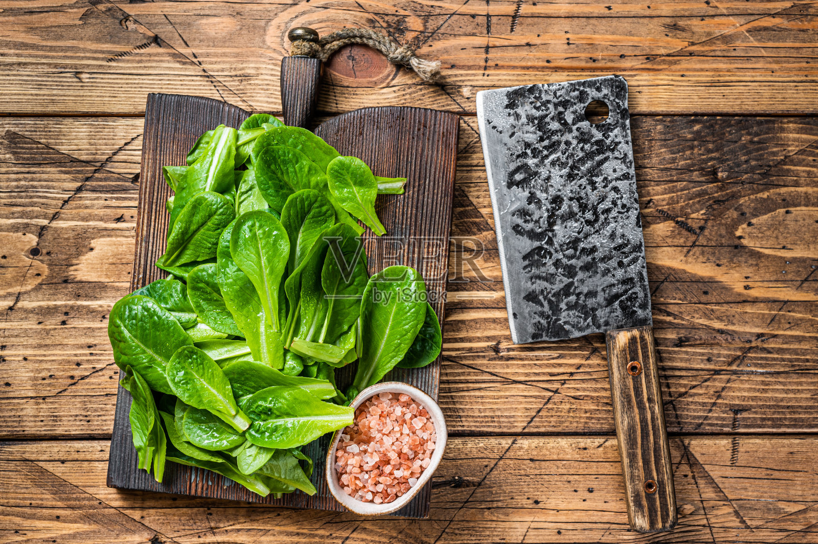 小生菜色拉叶放在木砧板上。木制背景。俯视图照片摄影图片