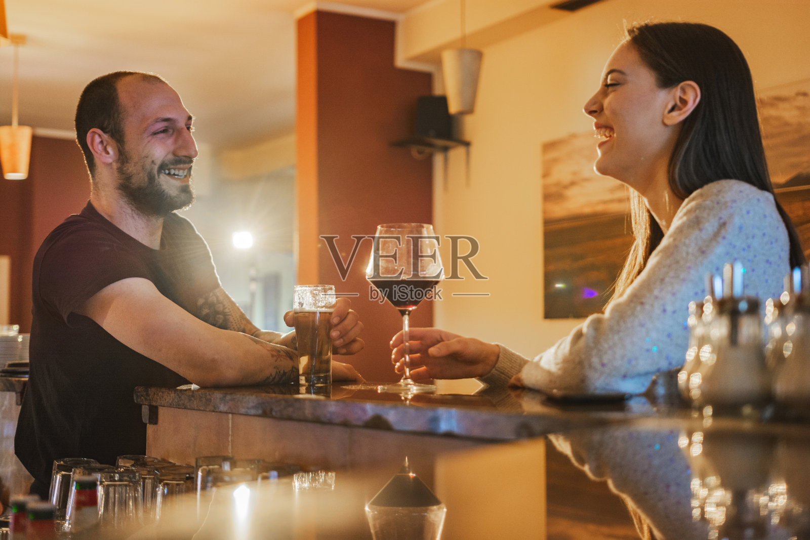 一对年轻夫妇在酒吧里聊天照片摄影图片