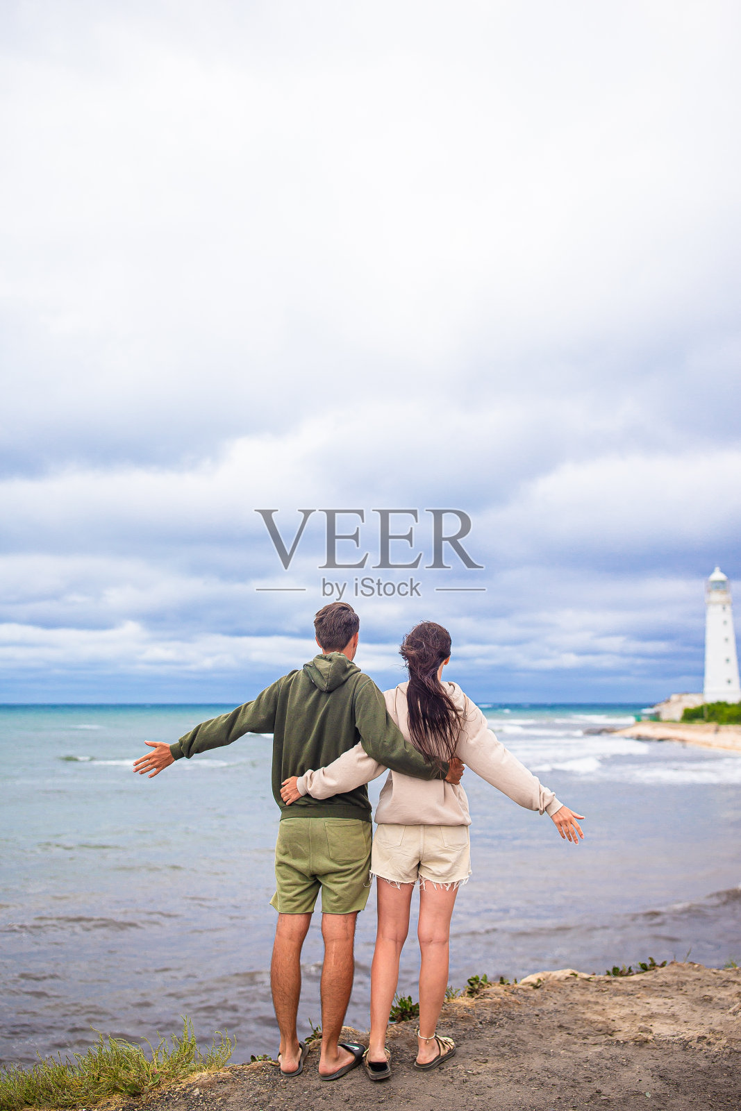 一家两口走向灯塔照片摄影图片