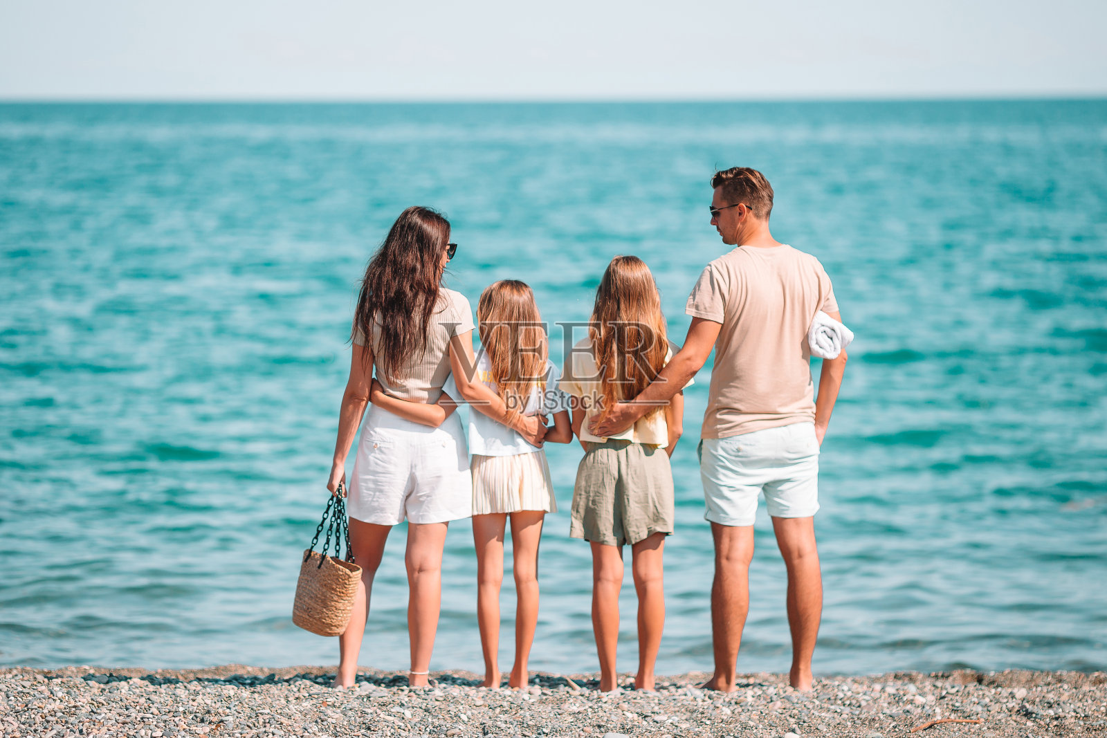 年轻的家庭度假有很多乐趣照片摄影图片