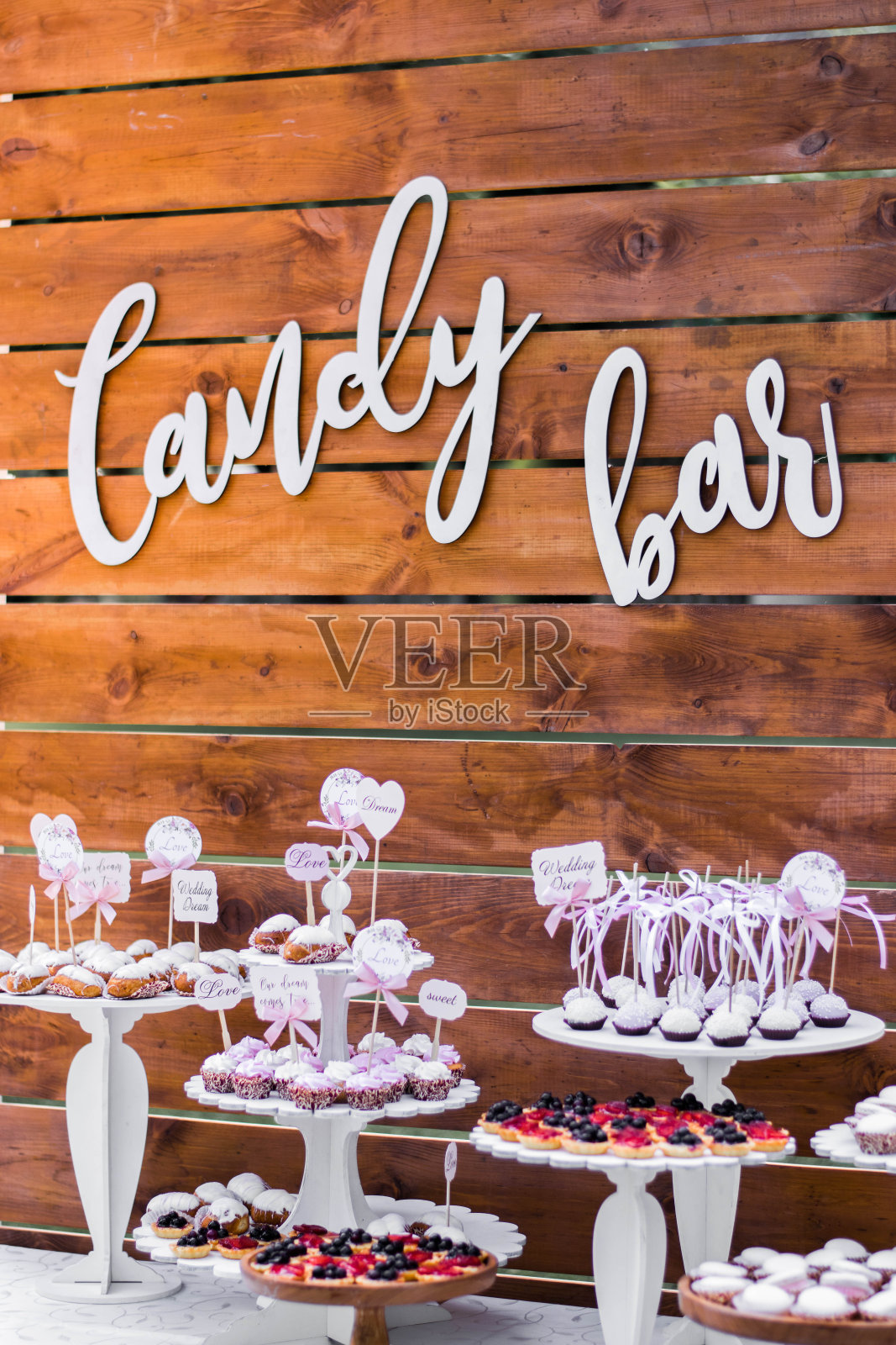 婚宴上的糖果。木制的铭文。信件。乡村婚礼。照片摄影图片