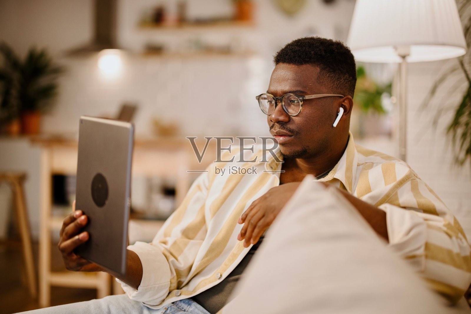 年轻男人进行线上心理健康咨询照片摄影图片