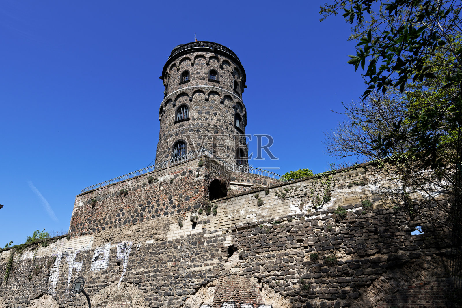 中世纪古龙城墙上的风车照片摄影图片