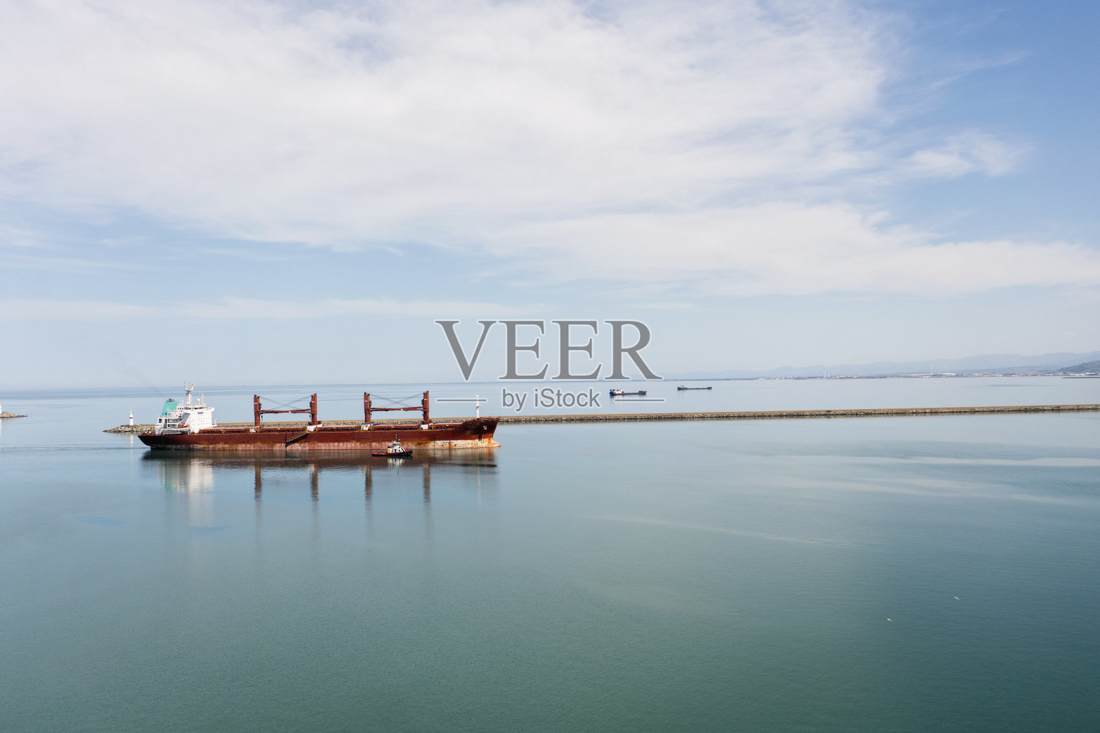 货轮接近港口的鸟瞰图。照片摄影图片