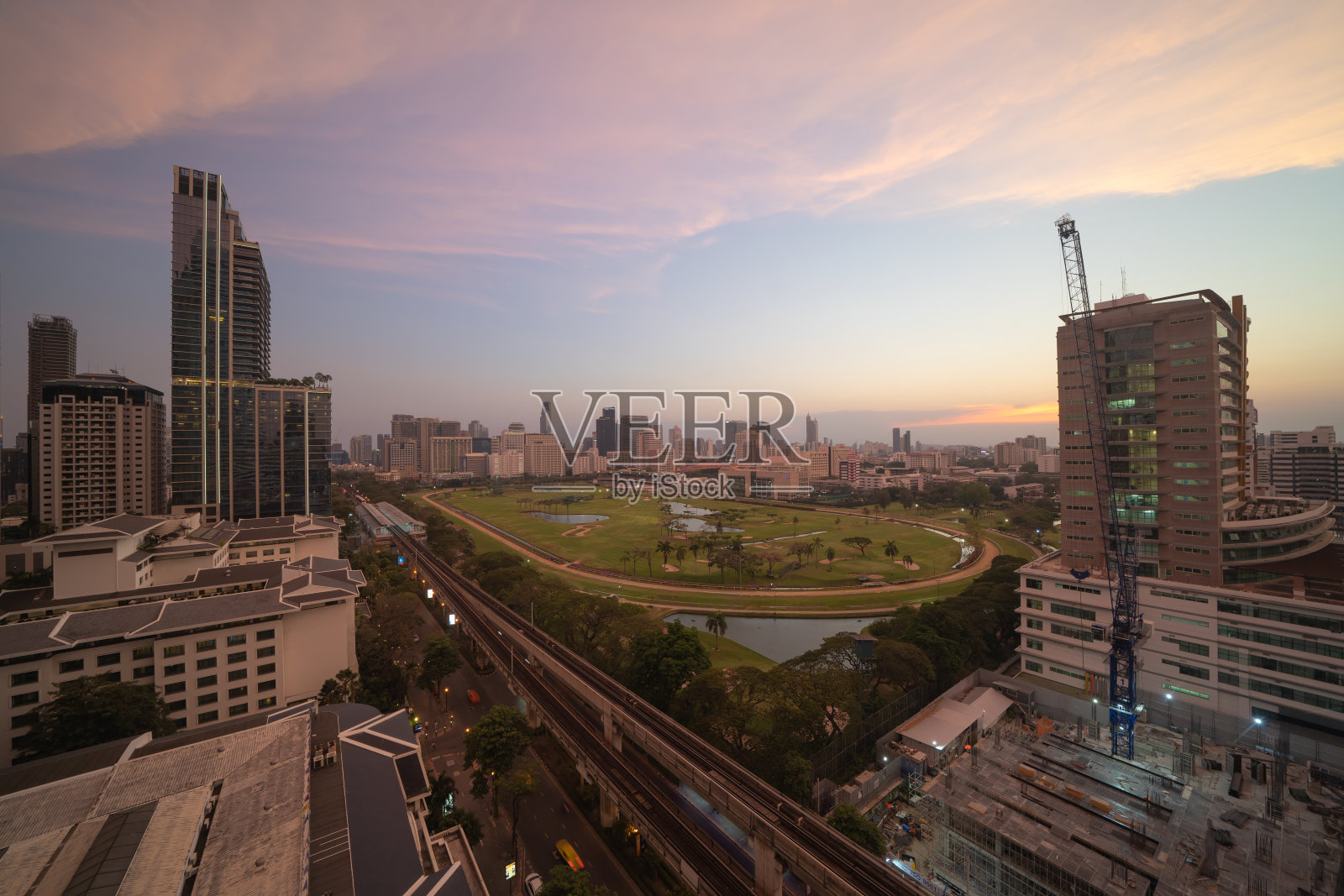 鸟瞰图曼谷体育俱乐部，高尔夫球场Ratchadamri区，曼谷市中心天际线。泰国。亚洲智慧城市中的金融区。摩天大楼和高层建筑照片摄影图片