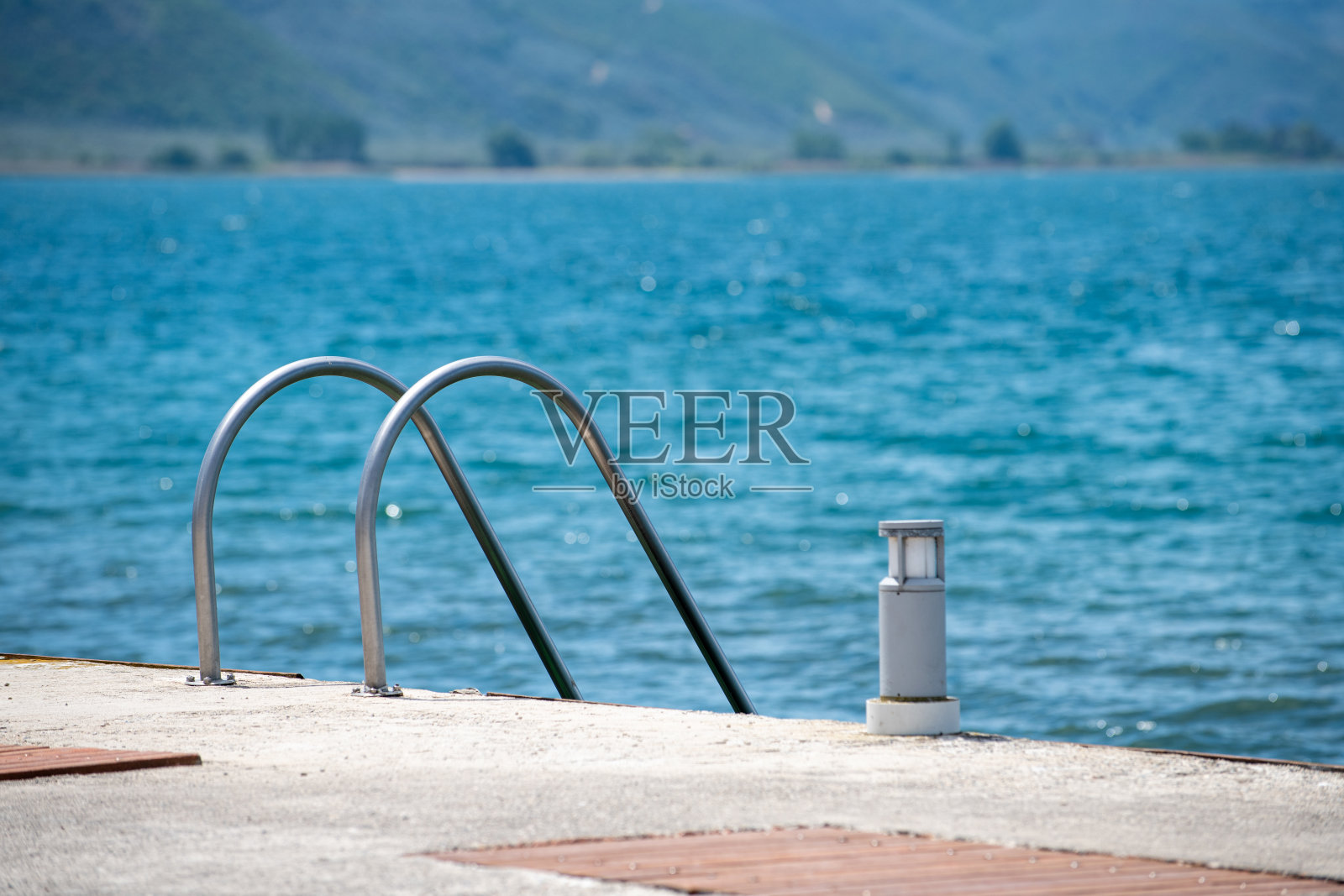 海滩上梯子照片摄影图片