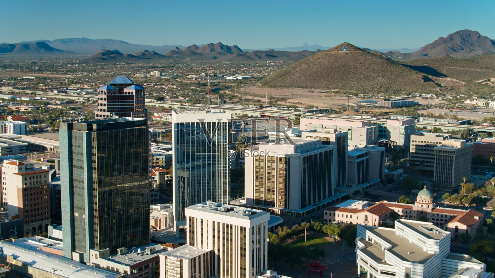 市区图森，亚利桑那州与哨兵峰公园的观点照片摄影图片