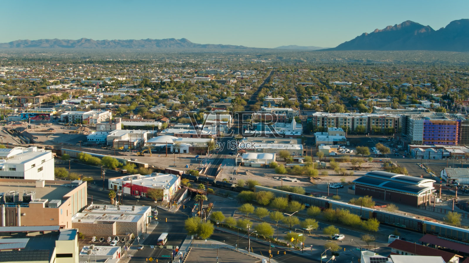 城市蔓延出图森，亚利桑那州-空中照片摄影图片