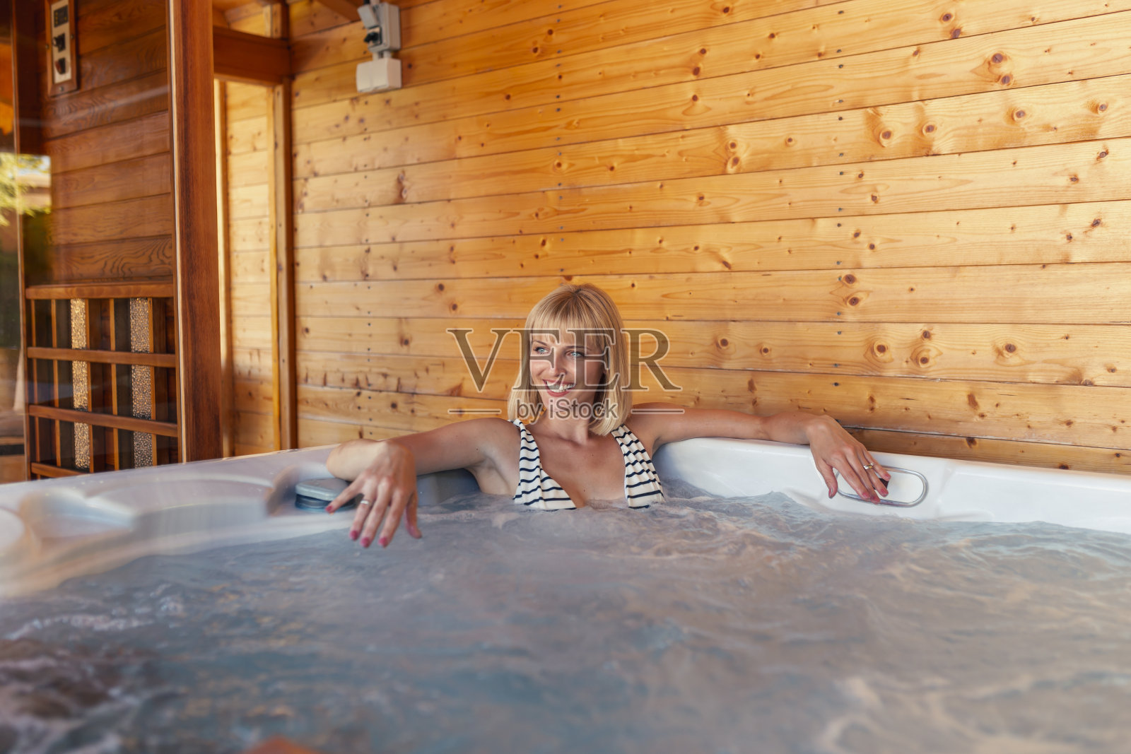 在热水浴缸里放松的女人照片摄影图片