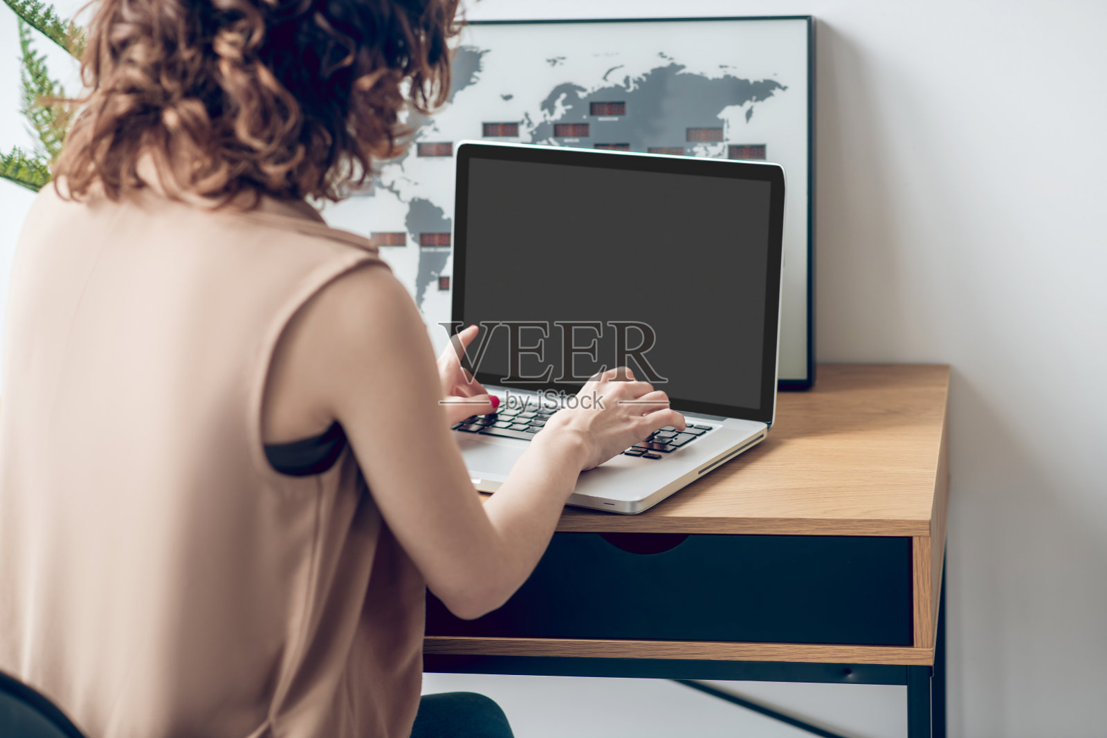 在办公室工作的黑发年轻女性照片摄影图片