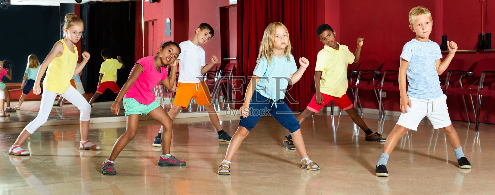 男孩和女孩在工作室上舞蹈课照片摄影图片