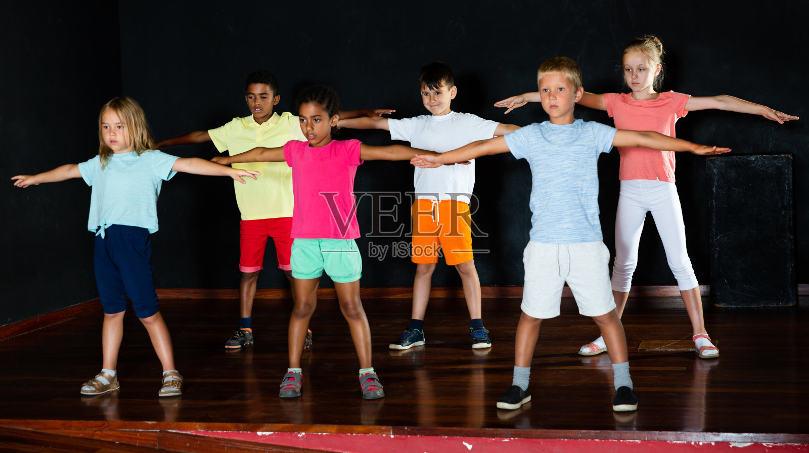 孩子们在课堂上学习现代舞照片摄影图片