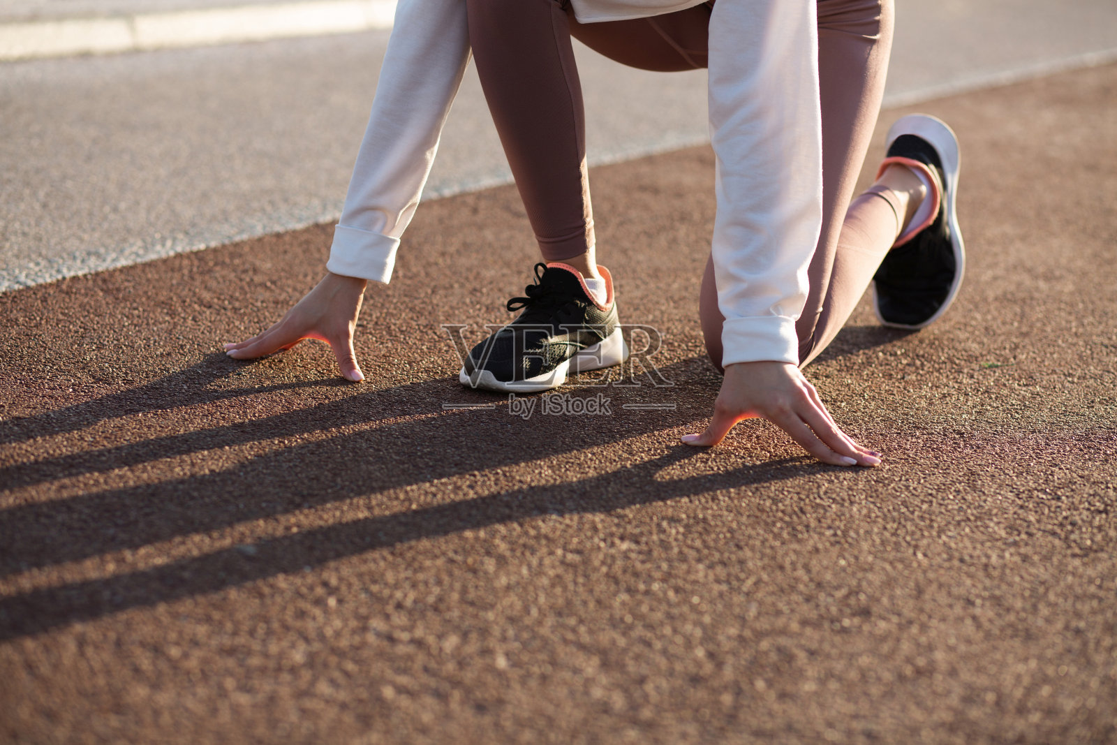 健身女士准备好跑步了照片摄影图片