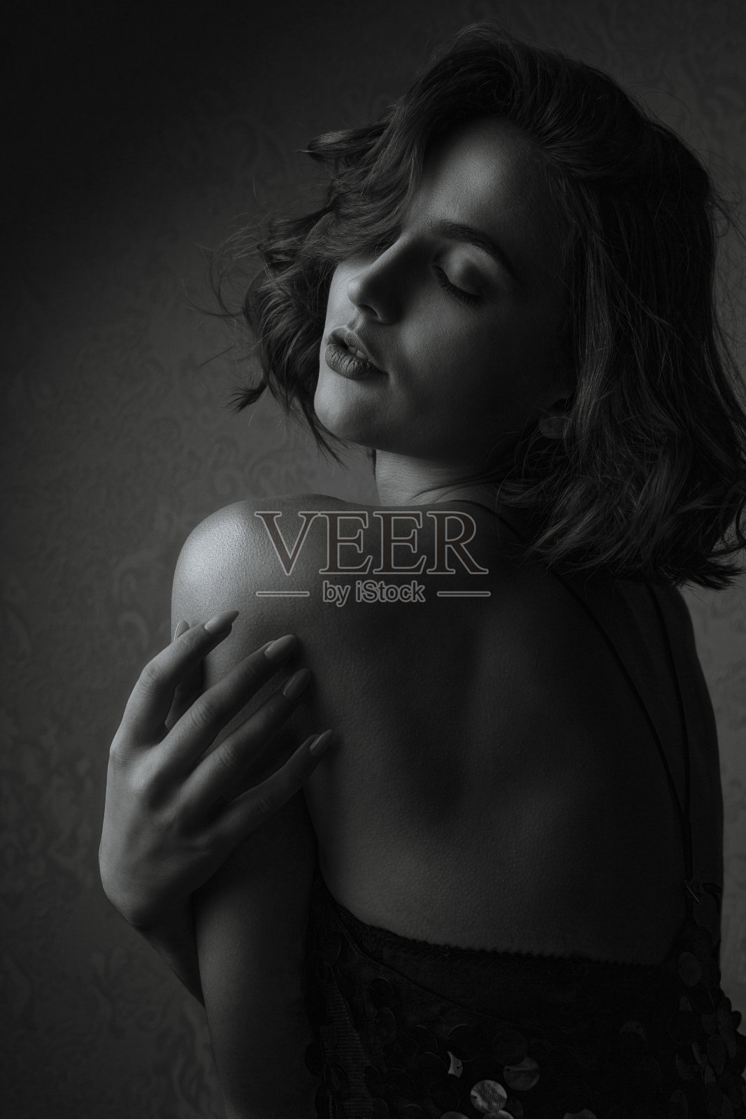 闭着眼睛摆姿势的光荣模特照片摄影图片