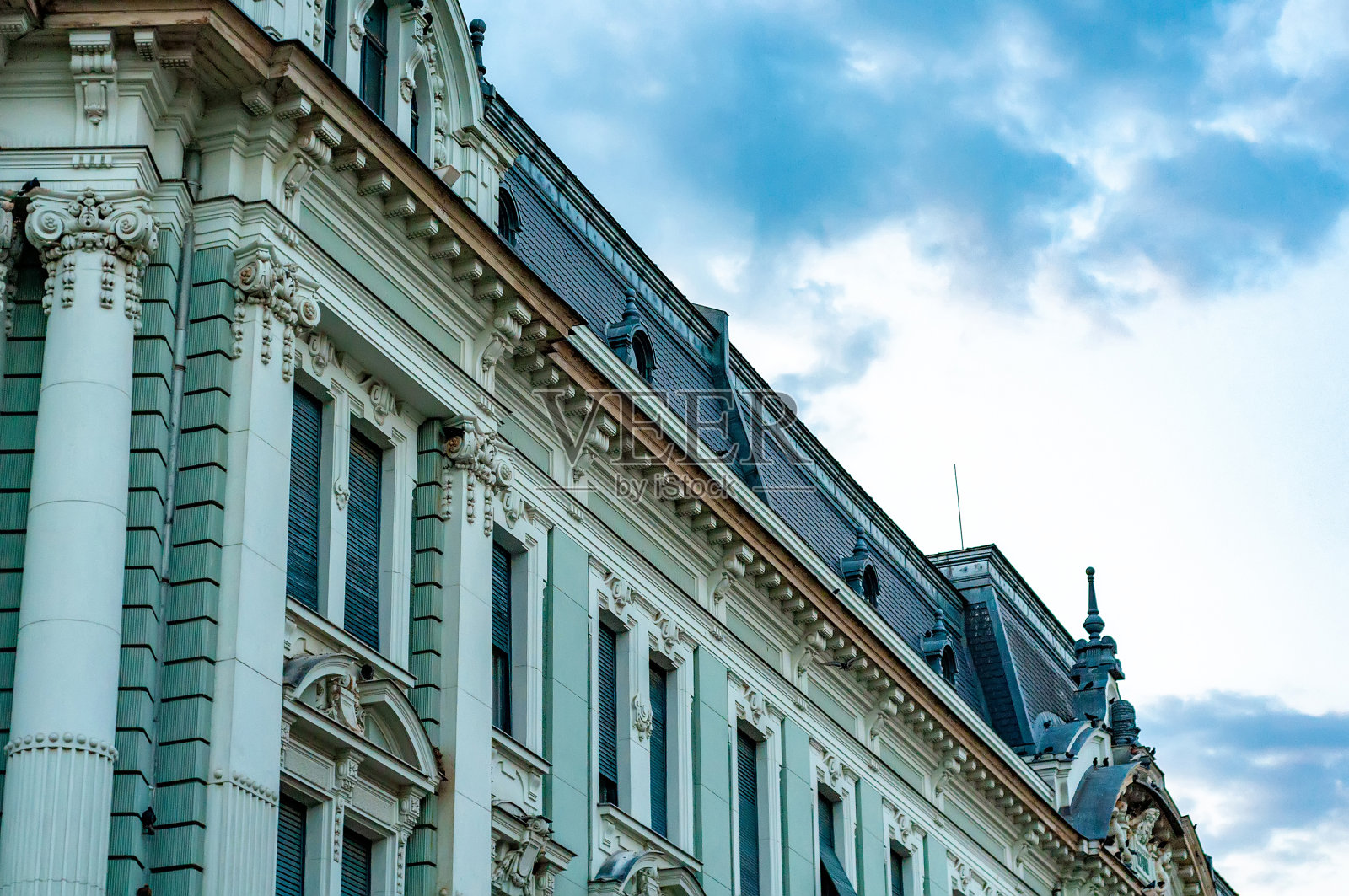 匈牙利尼雷吉哈扎夜晚的历史建筑照片摄影图片