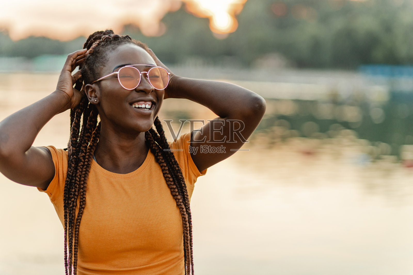 年轻的非洲裔美国妇女在湖边休息的肖像照片摄影图片