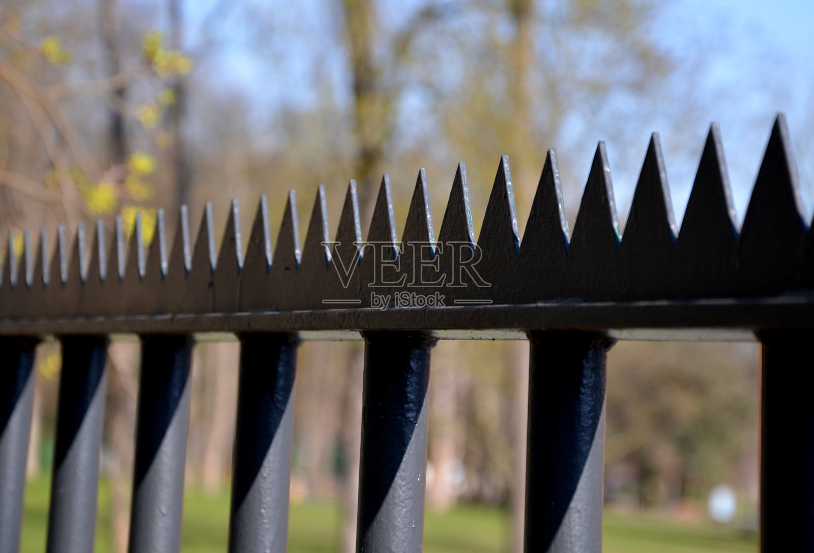 金属楼梯宽大透明。不锈钢格栅制成。适合公园。楼梯与自然公园人行道相连照片摄影图片