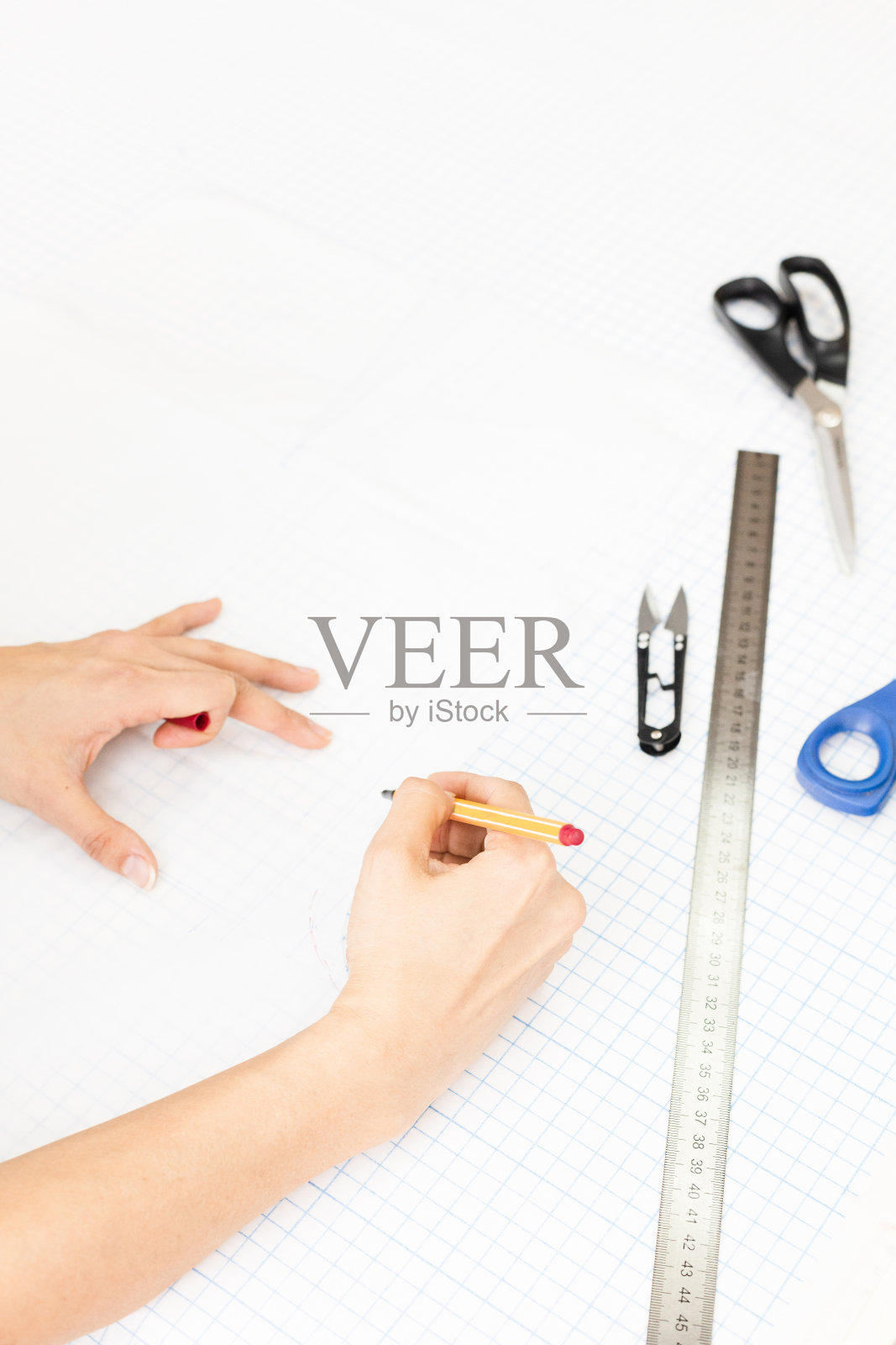 裁剪台上的裁缝工具照片摄影图片