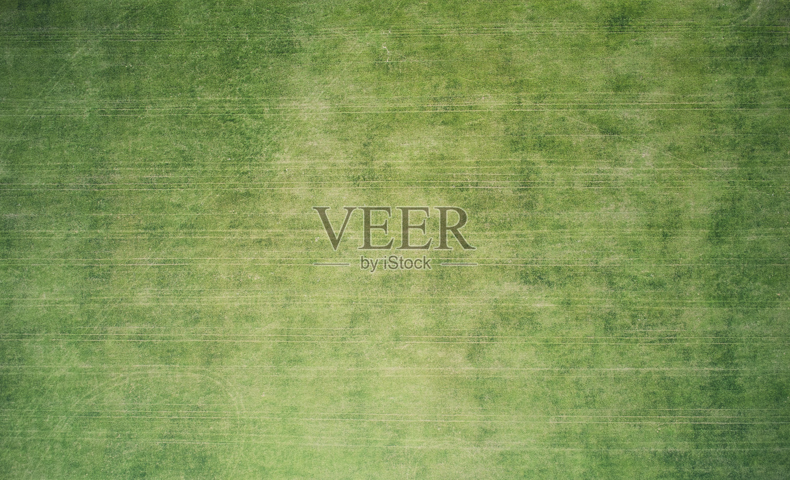 草地与拖拉机线照片摄影图片