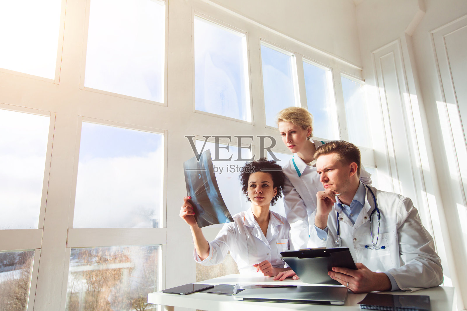 一群多民族医生在讨论和观察x光照片摄影图片