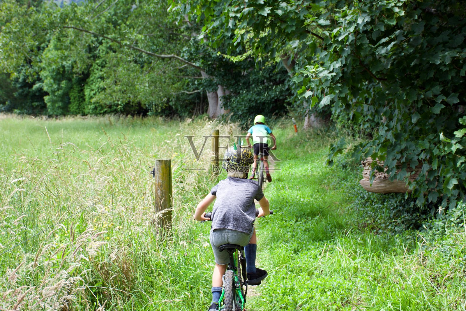 孩子们在自行车道上照片摄影图片