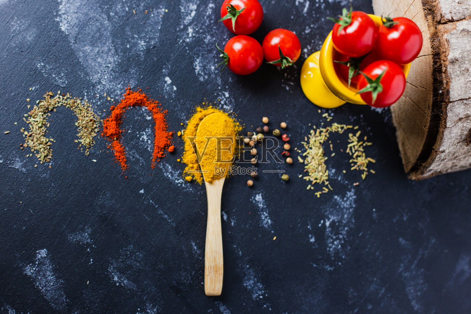 用勺子加咖喱和樱桃番茄照片摄影图片