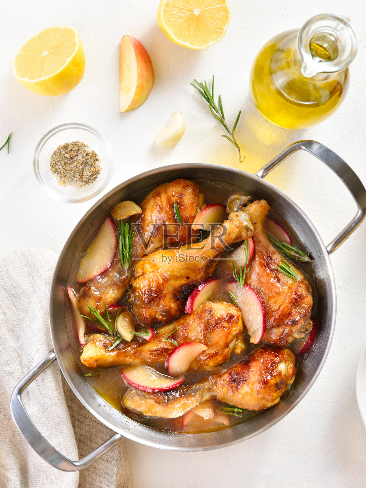 苹果和香草烤鸡腿照片摄影图片