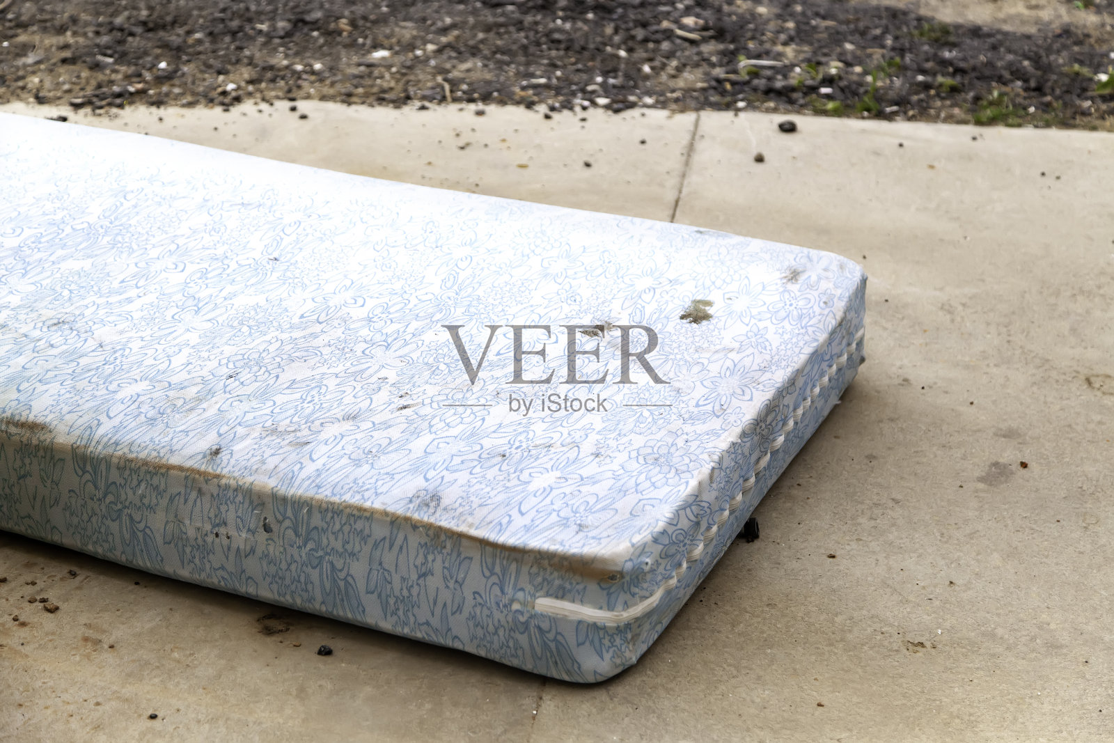 又脏又弃的床垫照片摄影图片