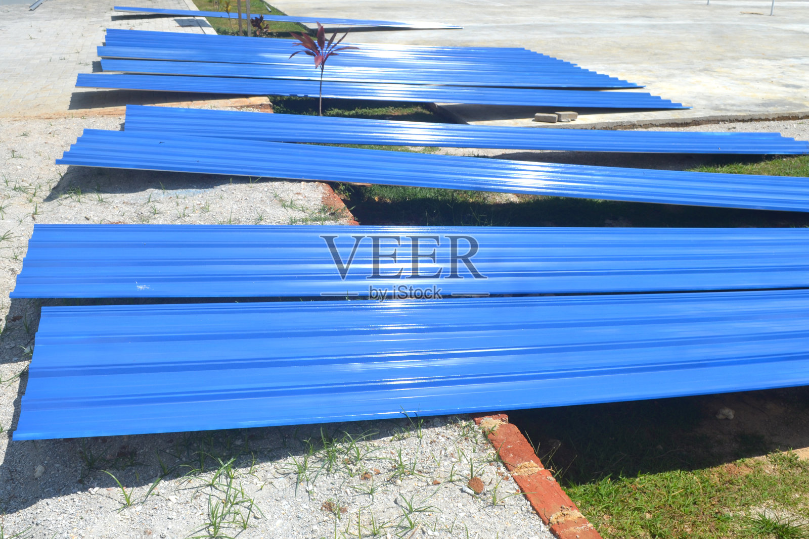 新刷的蓝色屋顶正在被阳光晒干照片摄影图片