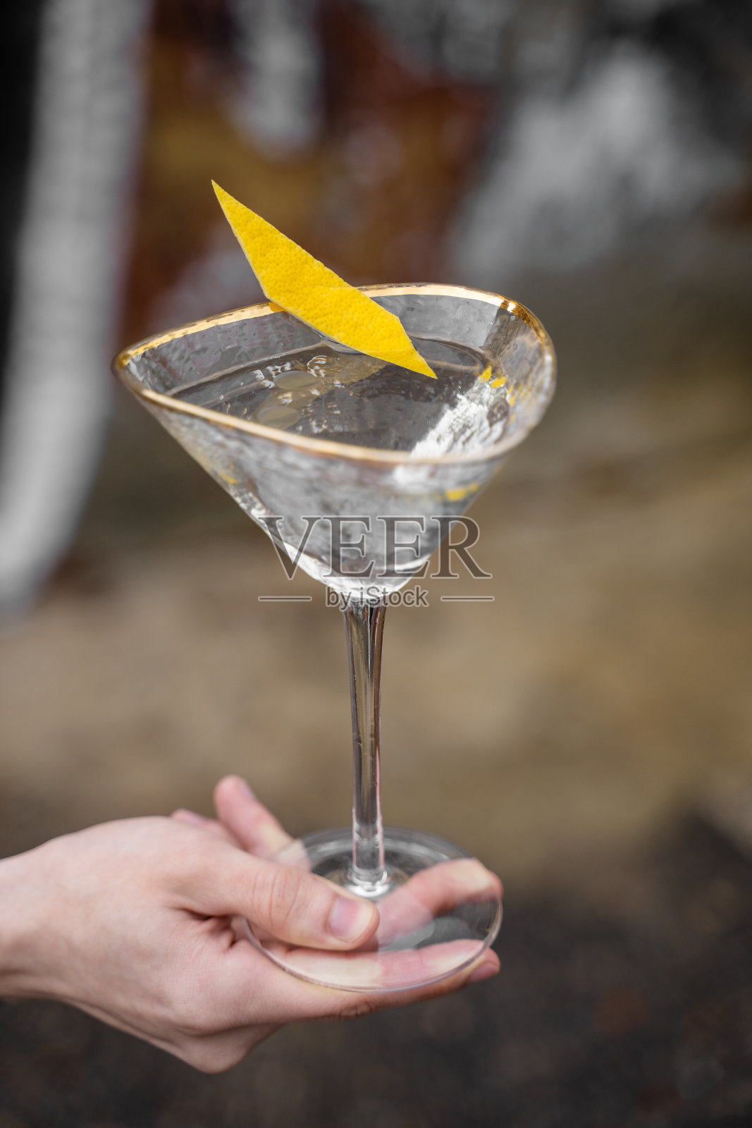 玻璃玛格丽塔酒精鸡尾酒与柑橘在灰色背景。瑞士的农舍。照片摄影图片