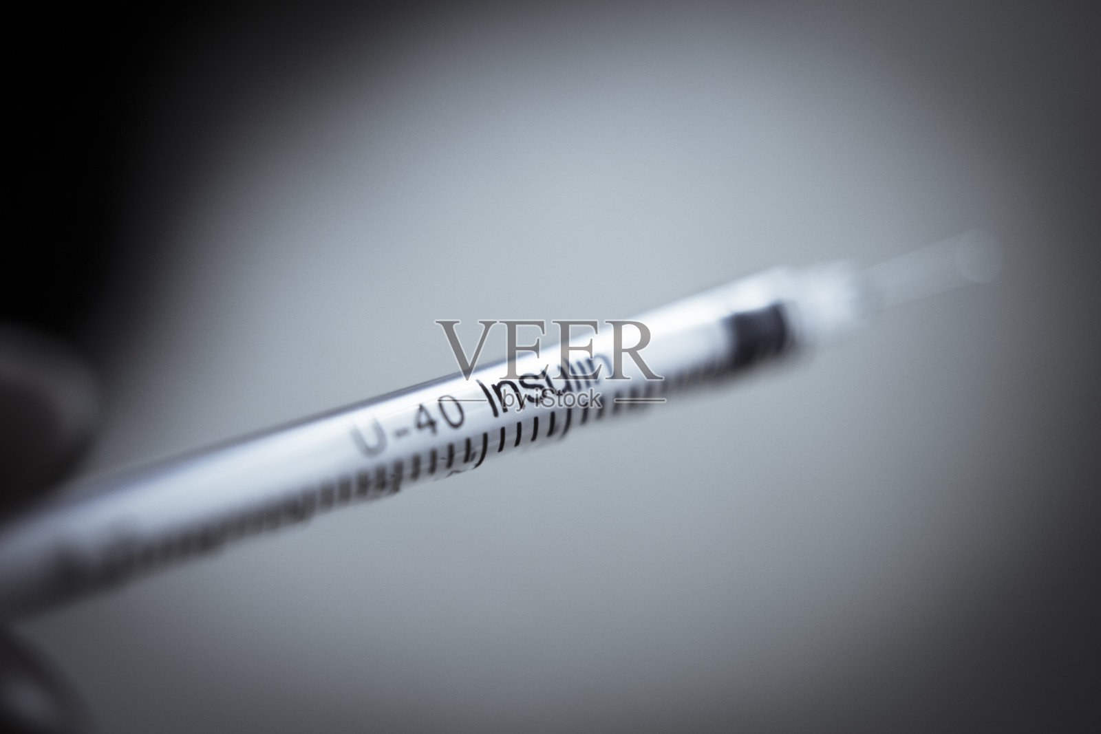 胰岛素注射注射器由护士手持。本空间照片摄影图片