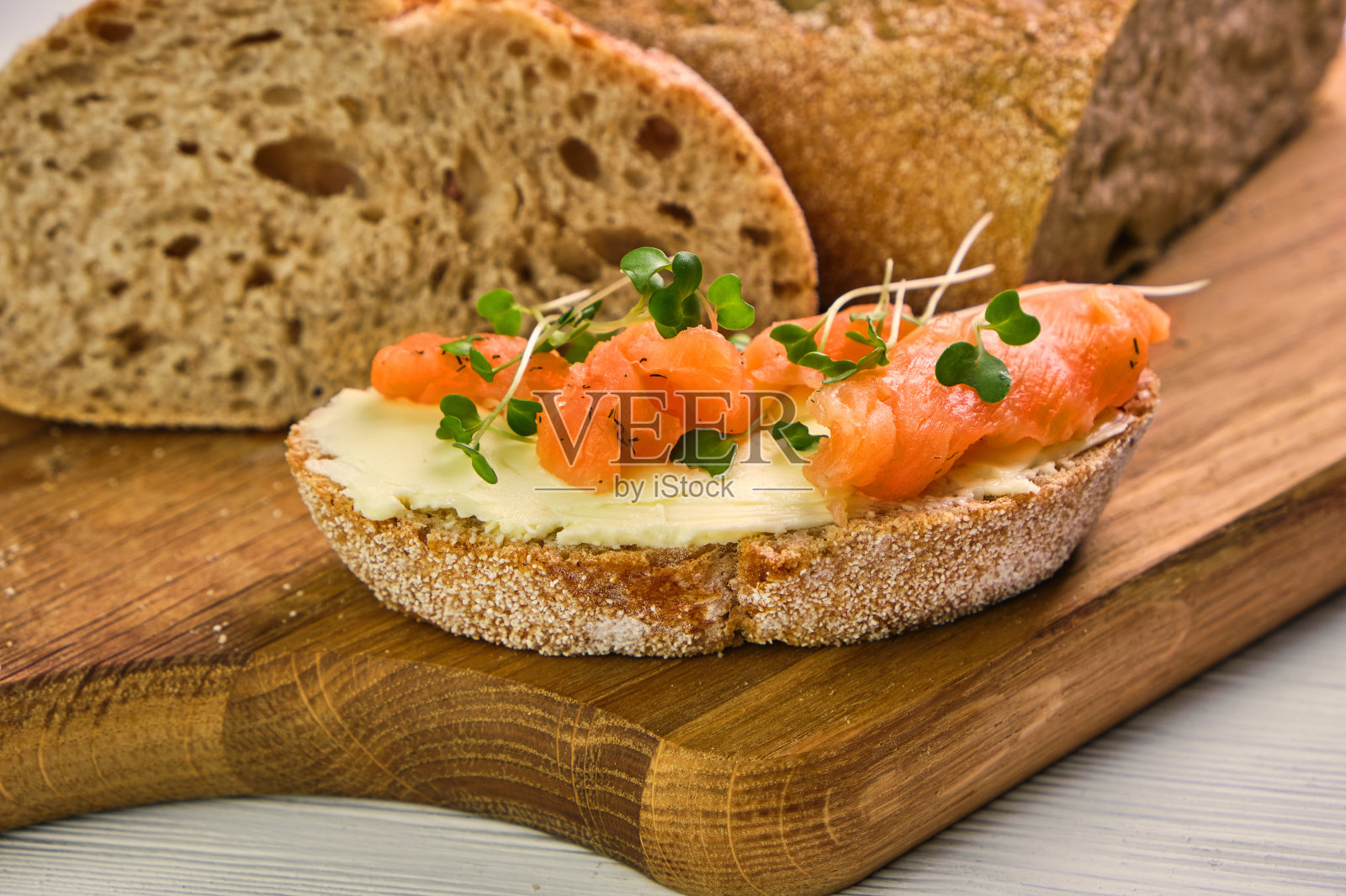 谷物无酵母面包黄油，微绿和鱼照片摄影图片