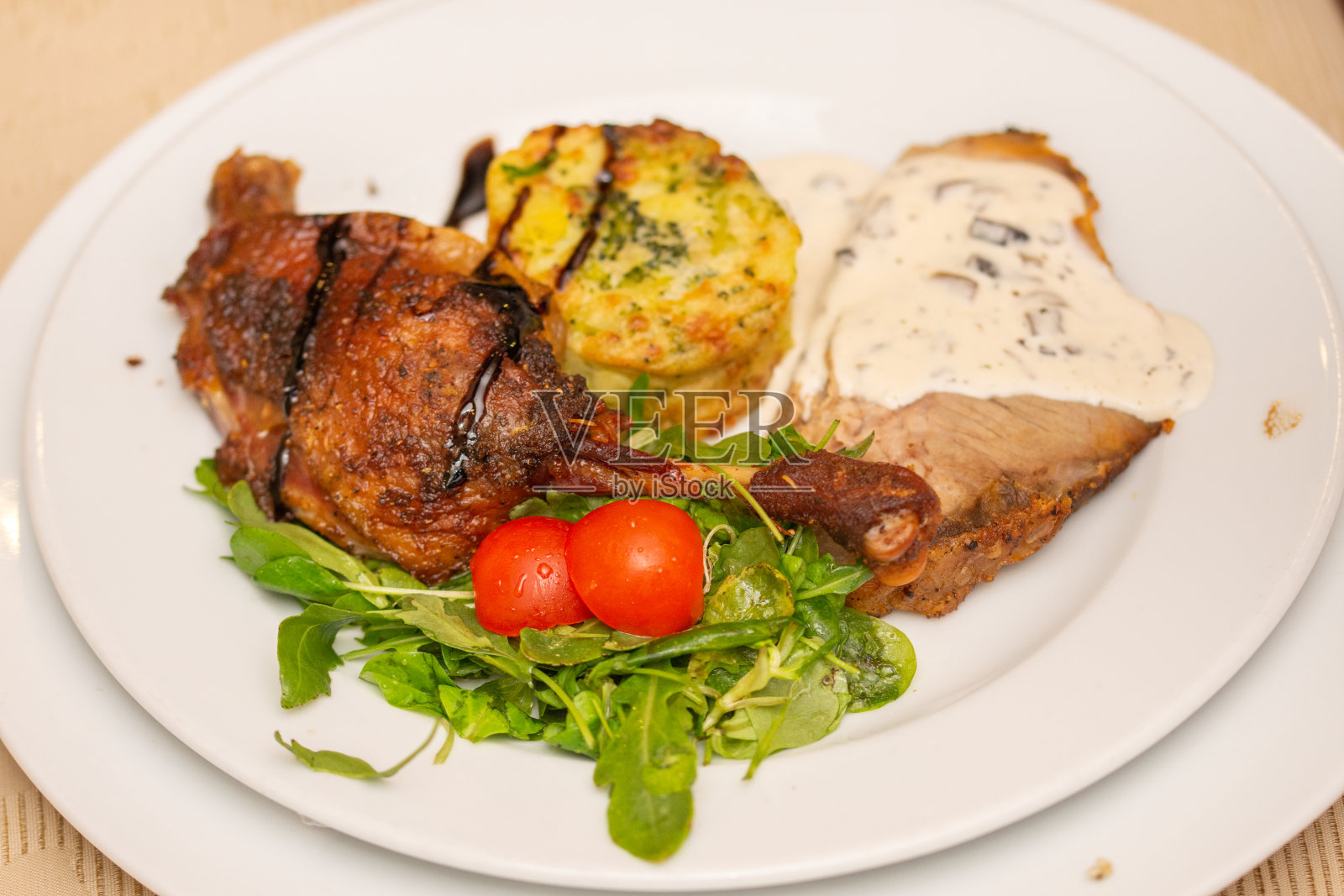 酱汁，鸭油，花椰菜土豆，西红柿缬草照片摄影图片