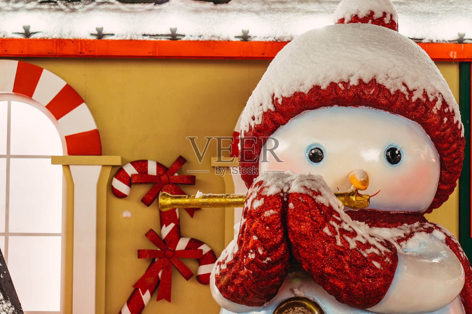 雪人。雪人吹笛子。圣诞装饰品。照片摄影图片