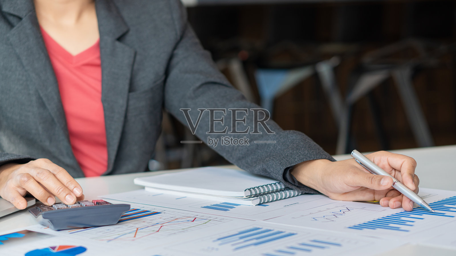 从事金融业务的商人会计算，分析，用图表表示投资成本。桌面收费系统与笔记本电脑和计算器与文件照片摄影图片