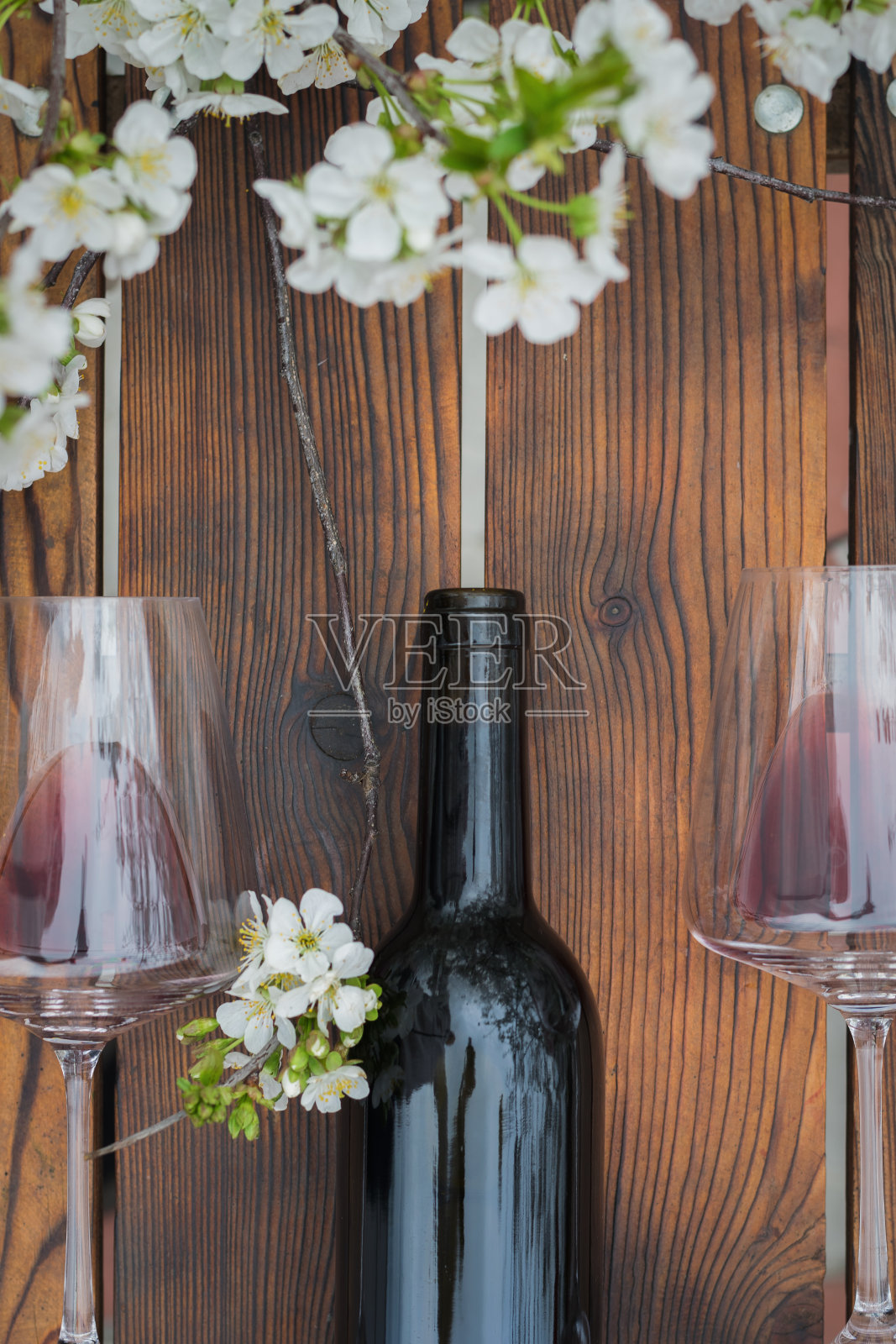 木桌上的红酒和樱桃色玻璃杯俯视图。照片摄影图片