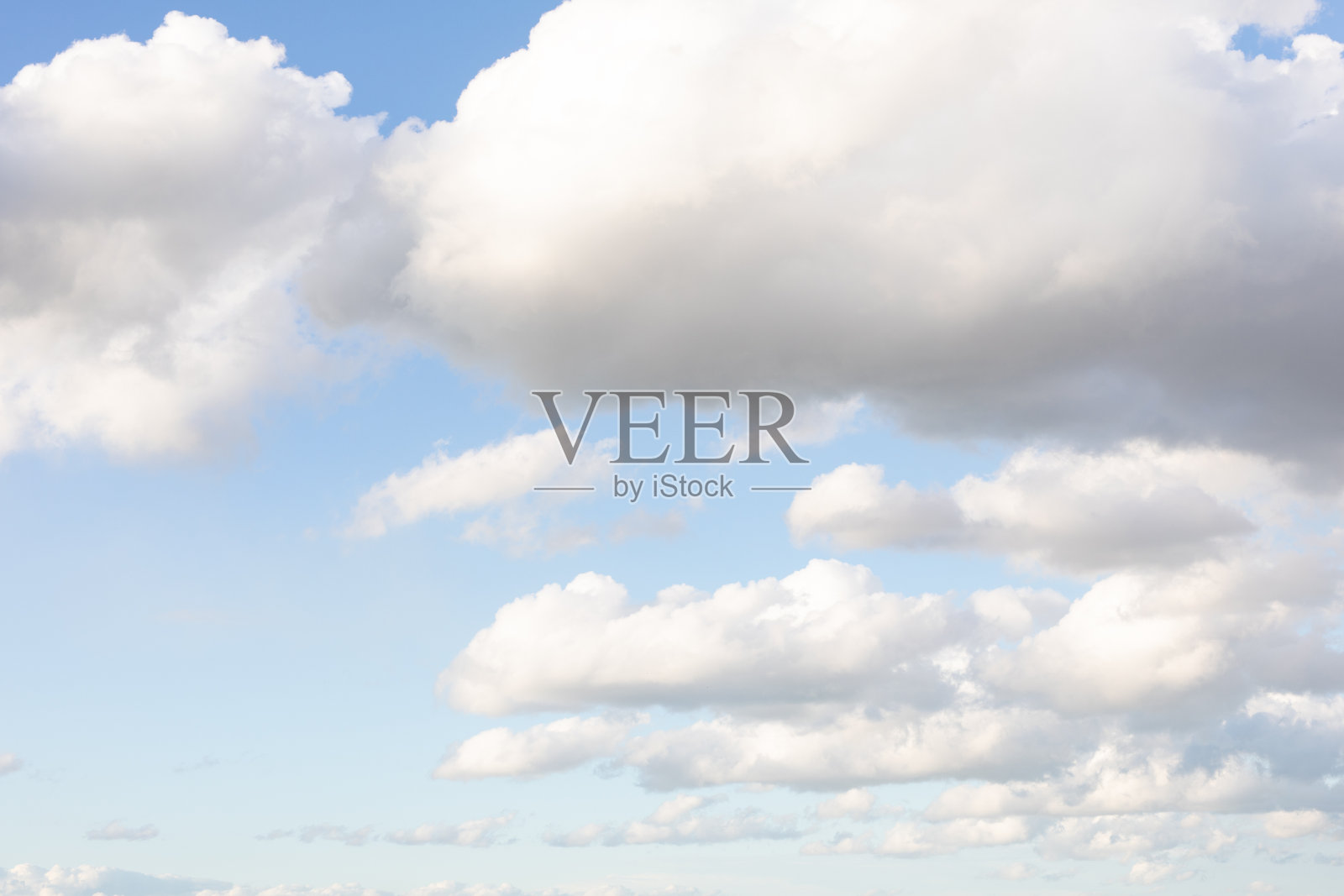 白云在美丽的蓝天背景。大气环境中,照片摄影图片