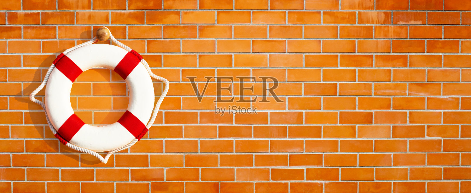 砖墙背景上的救生圈。夏天背景概念照片摄影图片