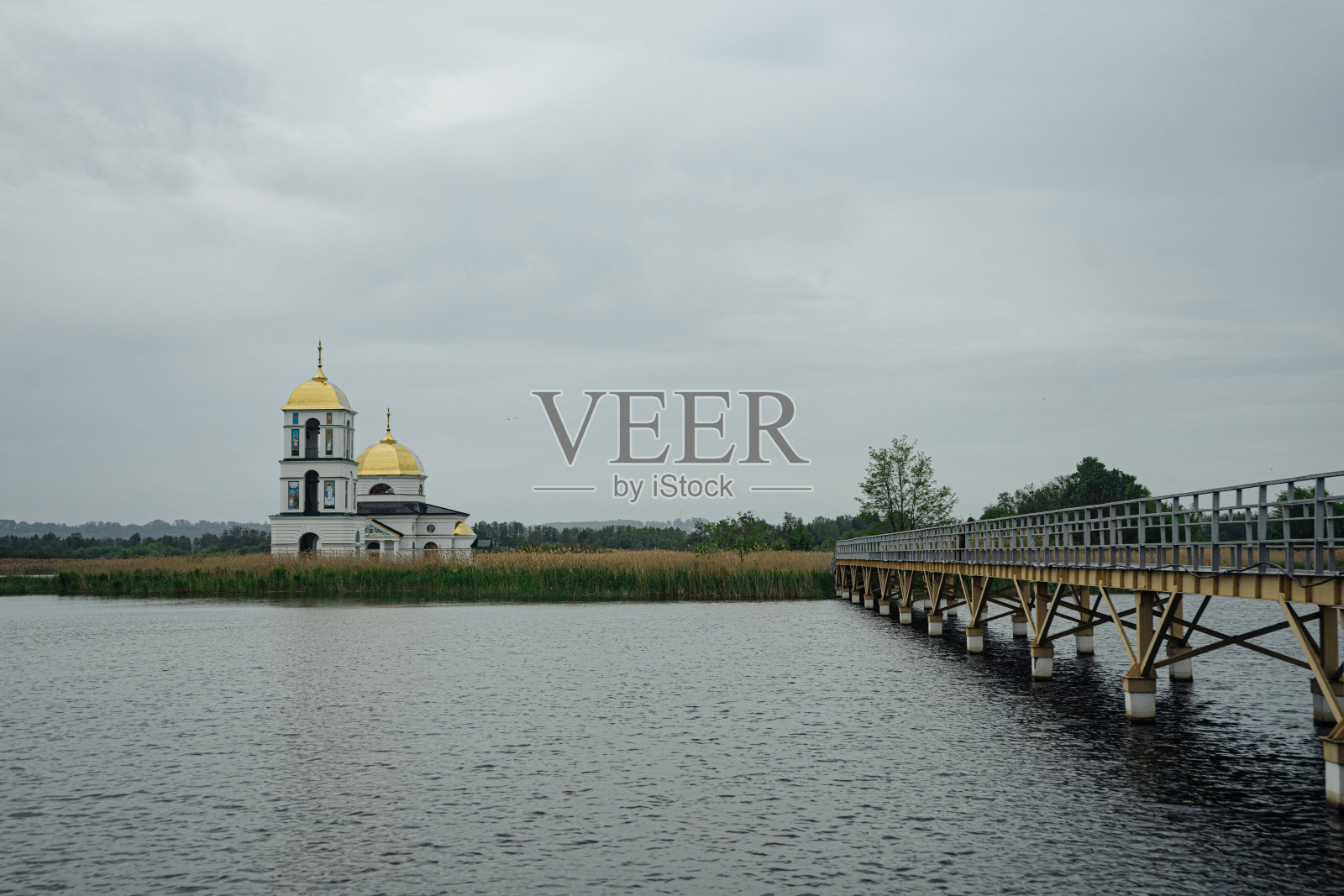 经典的正统乡村教堂与自然雨的背景照片摄影图片