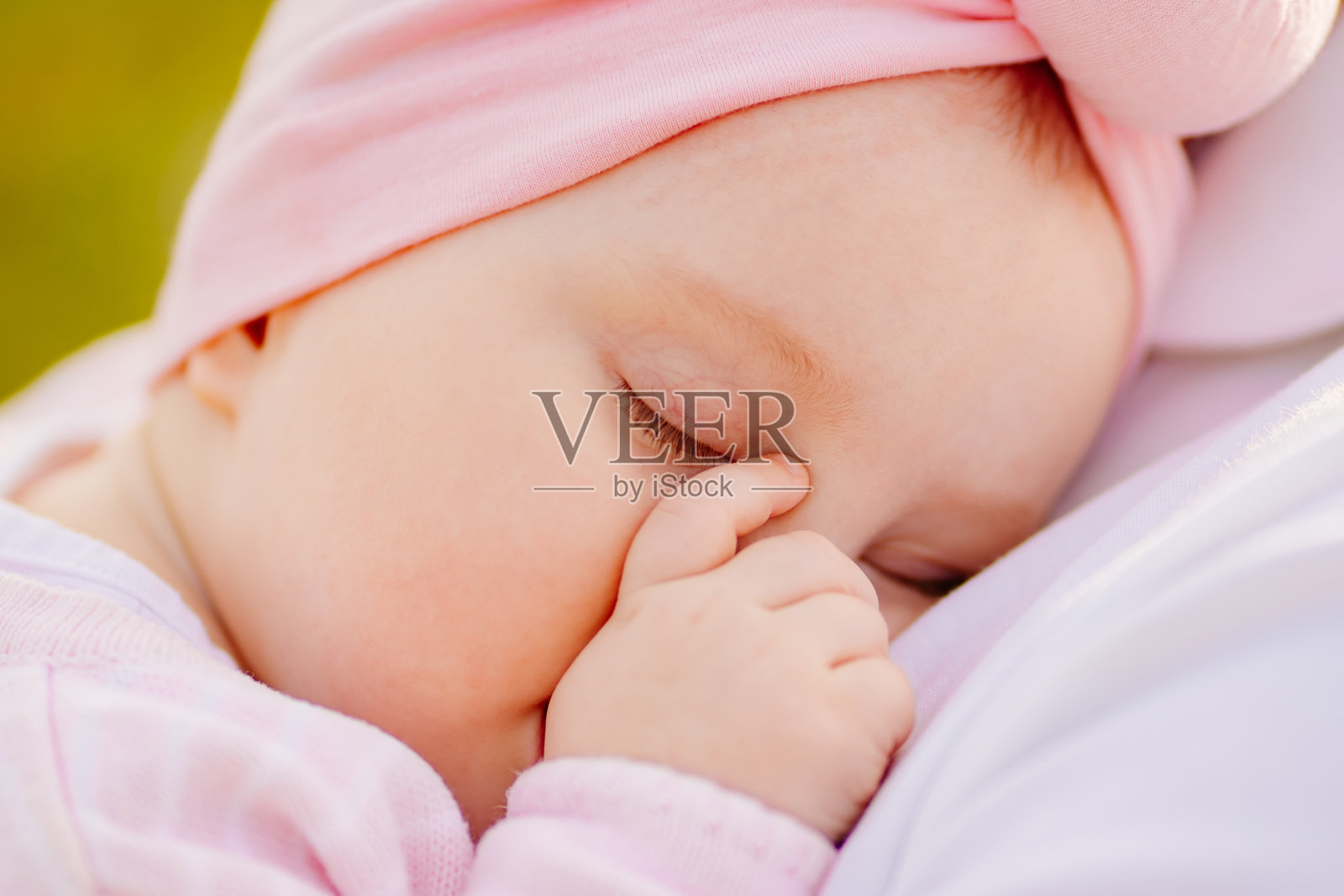 婴儿想睡觉，吮她的手指。坏习惯照片摄影图片