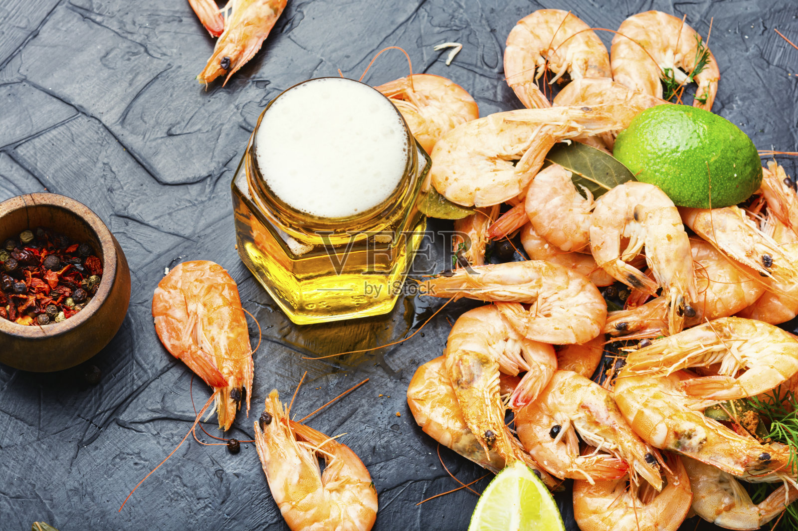 煮虾和新鲜啤酒照片摄影图片