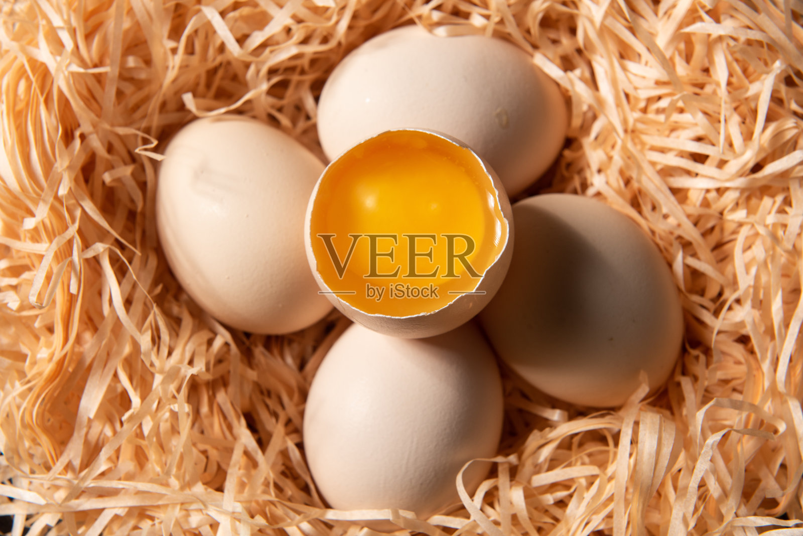 新鲜的农场鸡蛋放在一个木制的乡村背景上照片摄影图片