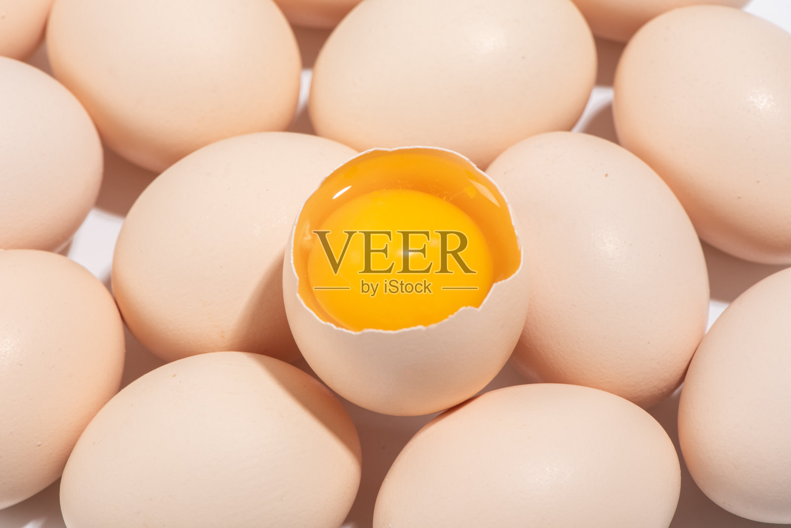 白色背景上的本地生鸡蛋照片摄影图片